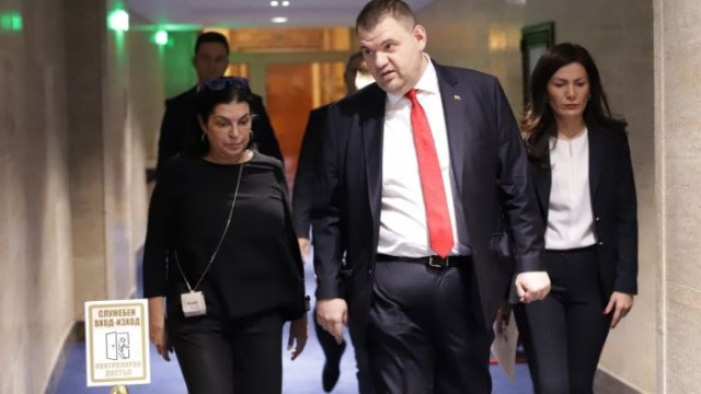 Председателят на ПГ на ДПС Делян Пеевски влиза в парламентарните групи